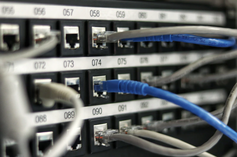 Corredor de servidores em um data center iluminado por luz azul